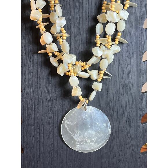 Vtg Multi-Strand Mother of Pearl Beaded Necklace with Large Shell Pendant Boho - Picture 2 of 10